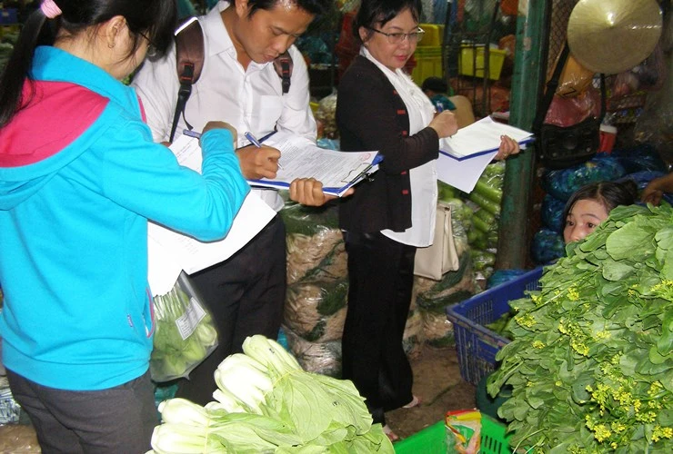 Kiểm tra đột xuất các vựa rau, củ, quả ở chợ đầu mối ảnh 3 Kiểm tra đột xuất các vựa rau, củ, quả ở chợ đầu mối ảnh 3