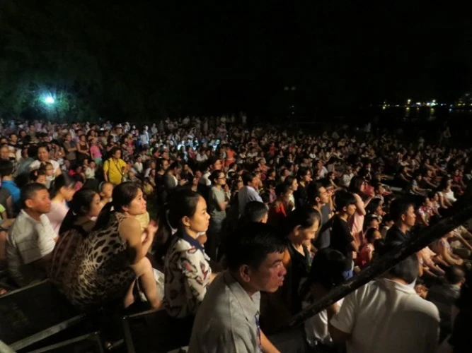 Hàng ngàn người nghe nhạc Trịnh bên dòng sông Hương ảnh 5 Hàng ngàn người nghe nhạc Trịnh bên dòng sông Hương ảnh 5