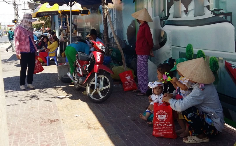 Vụ khám bệnh có quà: Kiểm tra làm rõ thông tin báo nêu ảnh 1 Vụ khám bệnh có quà: Kiểm tra làm rõ thông tin báo nêu ảnh 1