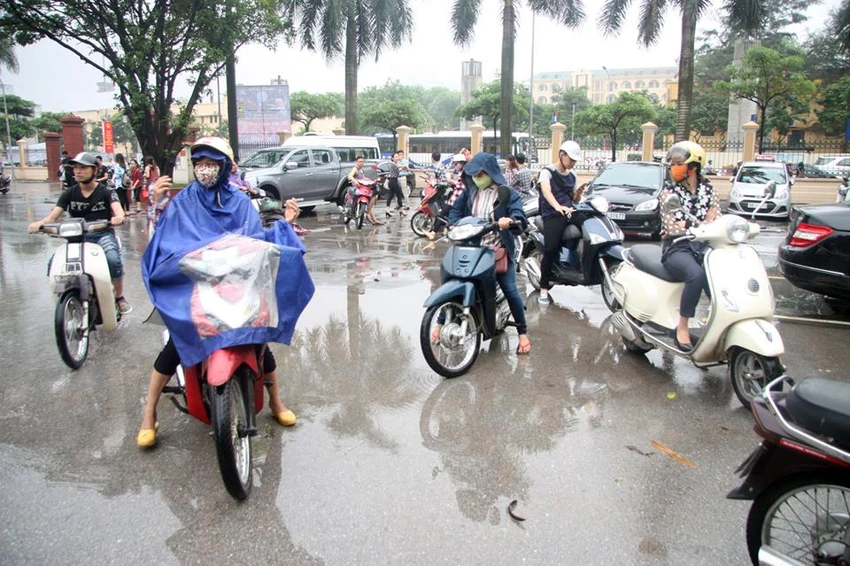 Hà Nội ngập nặng sau trận mưa lớn, giao thông rối loạn ảnh 10 Hà Nội ngập nặng sau trận mưa lớn, giao thông rối loạn ảnh 10