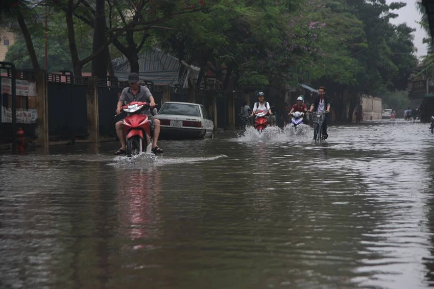 Hà Nội ngập nặng sau trận mưa lớn, giao thông rối loạn ảnh 15 Hà Nội ngập nặng sau trận mưa lớn, giao thông rối loạn ảnh 15