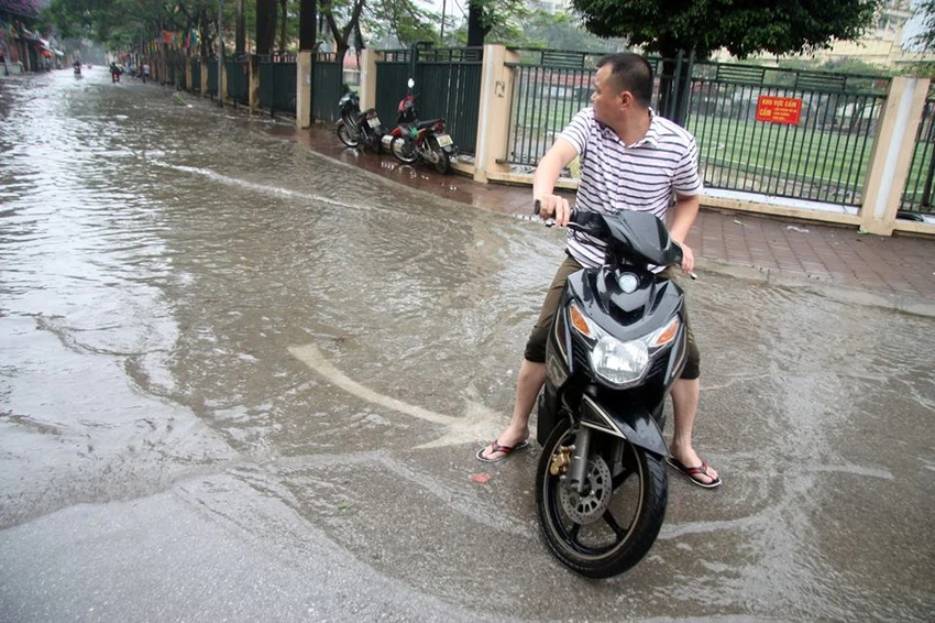 Hà Nội ngập nặng sau trận mưa lớn, giao thông rối loạn ảnh 17 Hà Nội ngập nặng sau trận mưa lớn, giao thông rối loạn ảnh 17