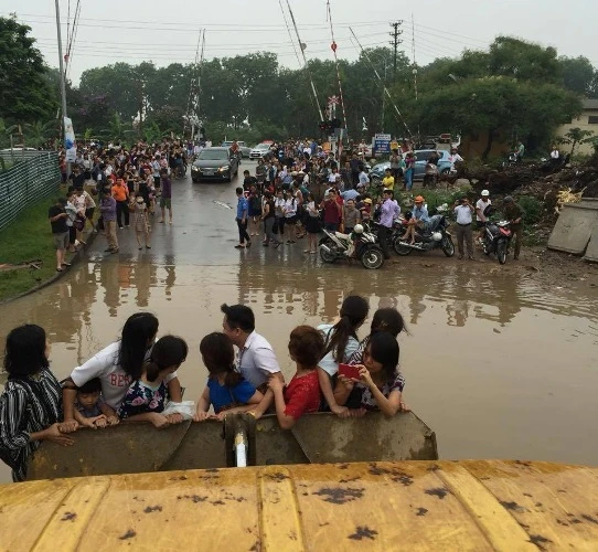 Độc nhất vô nhị: Người Hà Nội đi làm bằng xe ủi do mưa ngập ảnh 4 Độc nhất vô nhị: Người Hà Nội đi làm bằng xe ủi do mưa ngập ảnh 4