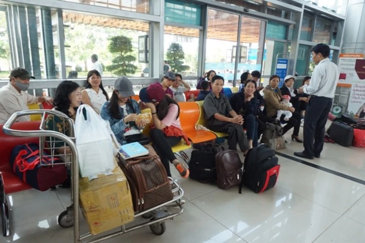 Sân bay Buôn Ma Thuột tê liệt vì hỏng đường băng ảnh 4 Sân bay Buôn Ma Thuột tê liệt vì hỏng đường băng ảnh 4
