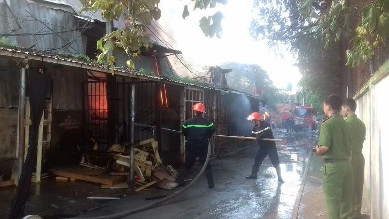 Xưởng nệm mút rộng hàng ngàn m2 bị lửa thiêu rụi hoàn toàn ảnh 2 Lực lượng chức năng đã rất vất vả khống chế đám cháy