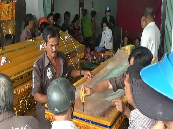 Công việc tẩng liệm được tiến hành lúc 10 giờ sáng nay 31/7