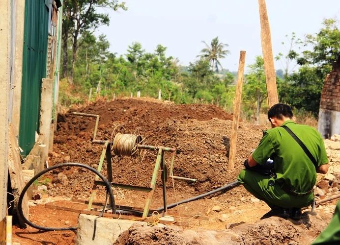 Công an khám nghiệm hiện trường 