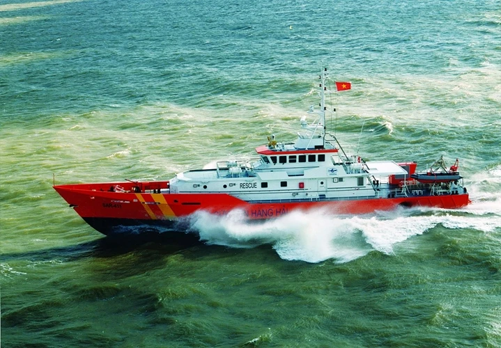 Tàu SAR của Vietnam MRCC đang tìm kiếm trên hiện trường (Vietnam MRCC cung cấp)