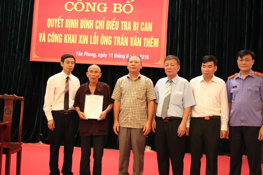 Công khai xin lỗi tử tù 43 năm Trần Văn Thêm ảnh 8 Trao quyết định đình chỉ điều tra cho ông Thêm