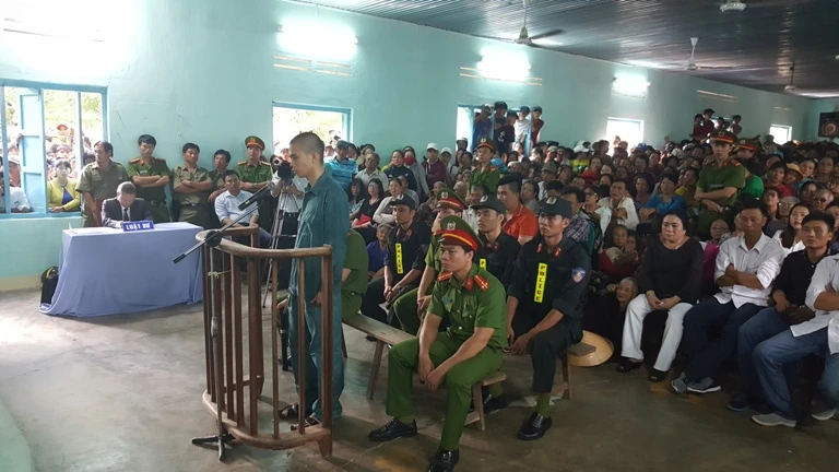 Quang cảnh phiên tòa