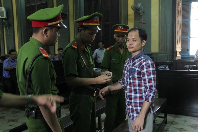 Vụ 'con ruồi': HĐXX quyết định không giảm hình phạt cho bị cáo ảnh 16 Bị cáo Minh được giao lại cho công an. Phiên tòa sẽ tiếp tục vào buổi chiều
