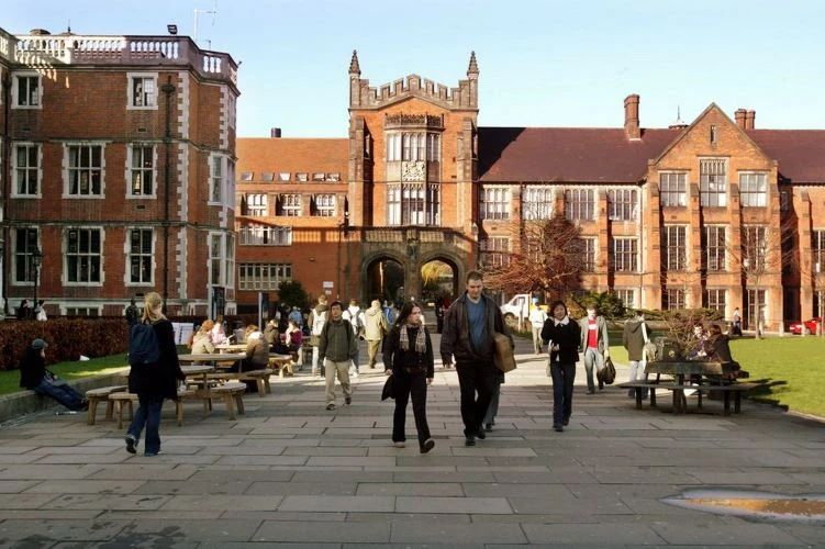 Một góc Học viện hàng không Newcastle của Vương quốc Anh được Nữ hoàng Anh tôn vinh. 