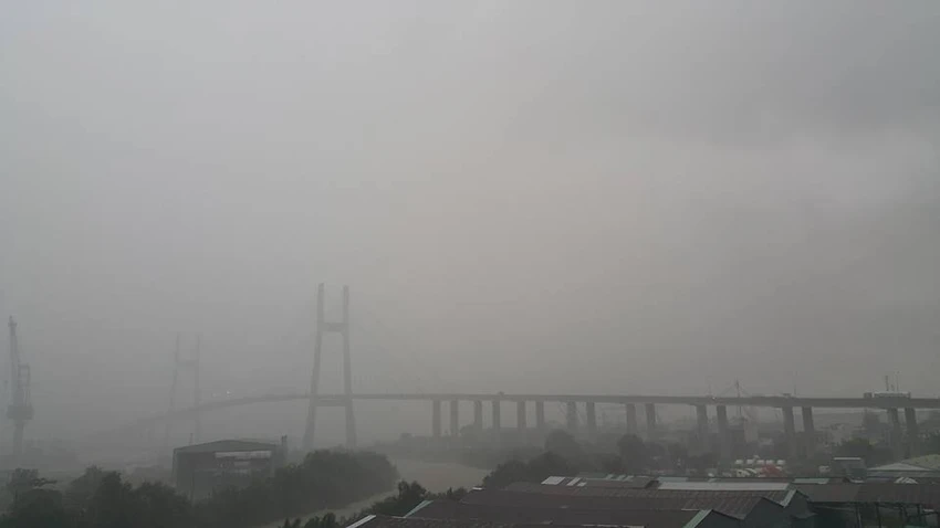 Mây đen kịt ngay từ 6h30 sáng. Ảnh ĐL
