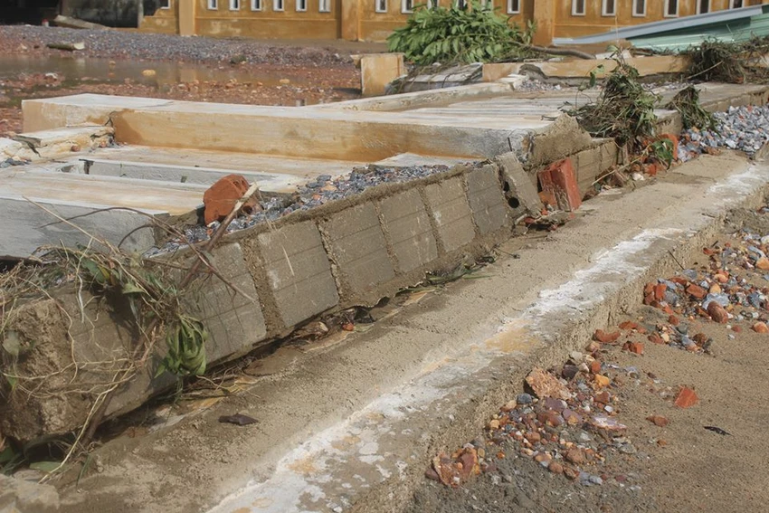 Chợ mới xây chưa đưa vào sử dụng thì bị lũ đánh sập ảnh 1 Chợ mới xây chưa đưa vào sử dụng thì bị lũ đánh sập ảnh 1