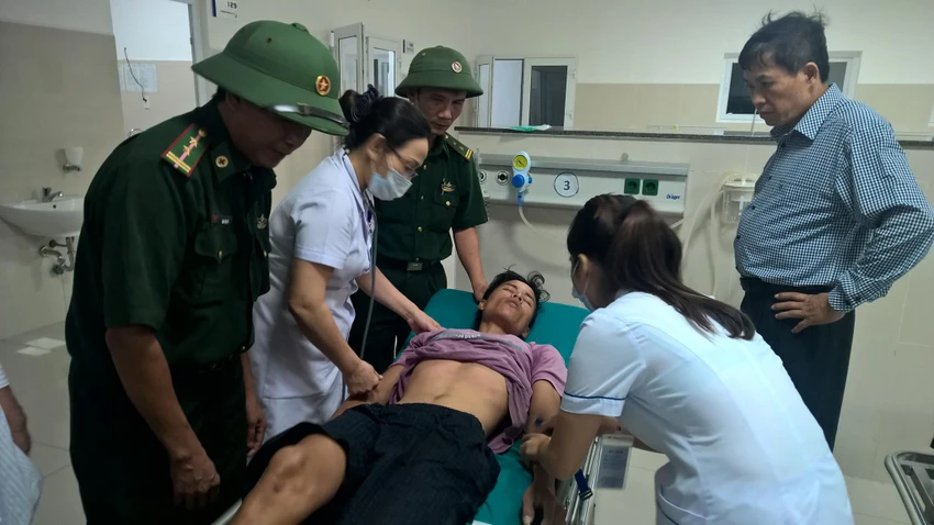 Các thuyền viên đang được lực lượng y tế chăm sóc