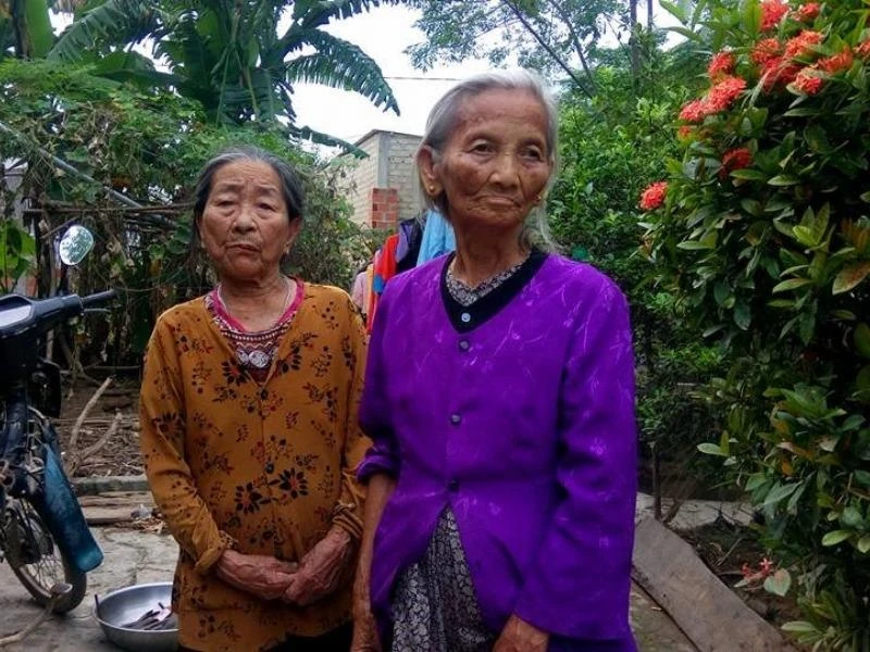 Hai cụ Phạm Thị Quyên và Nguyễn Thị Duyền, trú thôn Trung Thôn cùng bị thôn thu lại 400 ngàn tiền cứu trợ. Ảnh: ĐT