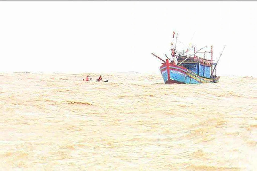 Do mưa to gió lớn tàu cá mang số hiệu QB 987.50 –TS bị mắc cạn, lật tại cửa Gianh.