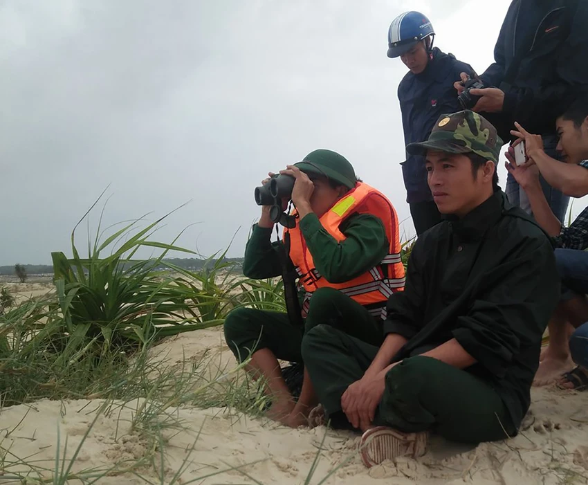Lực lượng chức năng chỉ biết theo dõi tàu gặp nạn qua ống nhòm