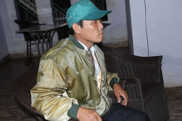 Ông Thụt kể lại quá trình bà Hoa ra giá tiền "chạy án". Ông Thụt kể lại quá trình bà Hoa ra giá tiền chạy án.