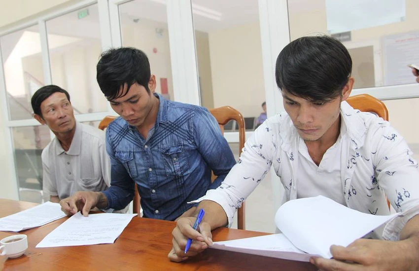 Trao quyết định minh oan vụ 'Đi tè bị quy tội cướp' ảnh 5 Trao quyết định minh oan vụ 'Đi tè bị quy tội cướp' ảnh 5