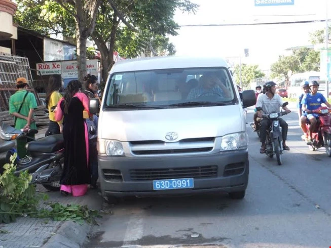 Một đồng chí công an đã trực tiếp lái xe chở gia đình chú rể đi đón dâu.