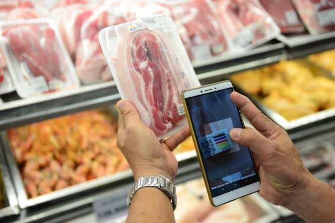 cài app vào điện thoại thông minh, khách hàng có thể truy xuất nguồn gốc thịt heo khi mua tại siêu thị.