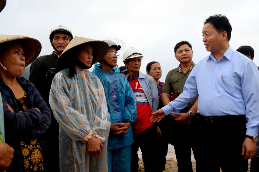 Hỗ trợ Quảng Nam 1 tỉ đồng khắc phục môi trường sau lũ ảnh 1 Bộ trưởng Bộ TNMT đã động viên chia sẻ cùng bà con vùng lũ Đại Lộc