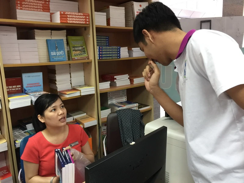 Nữ sinh luật bị đình chỉ 1 năm photo giáo trình cho ai? ảnh 3 Sinh viên Đại học Luật TP.HCM mua giáo trình tại trường.