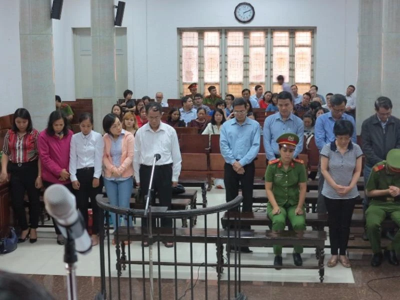 Các bị cáo đang nghe tuyên án