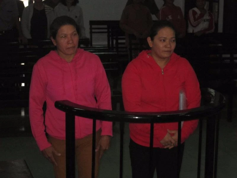 2 chị em mang quan tài đến khu du lịch lãnh án tù ảnh 1 2 chị em mang quan tài đến khu du lịch lãnh án tù