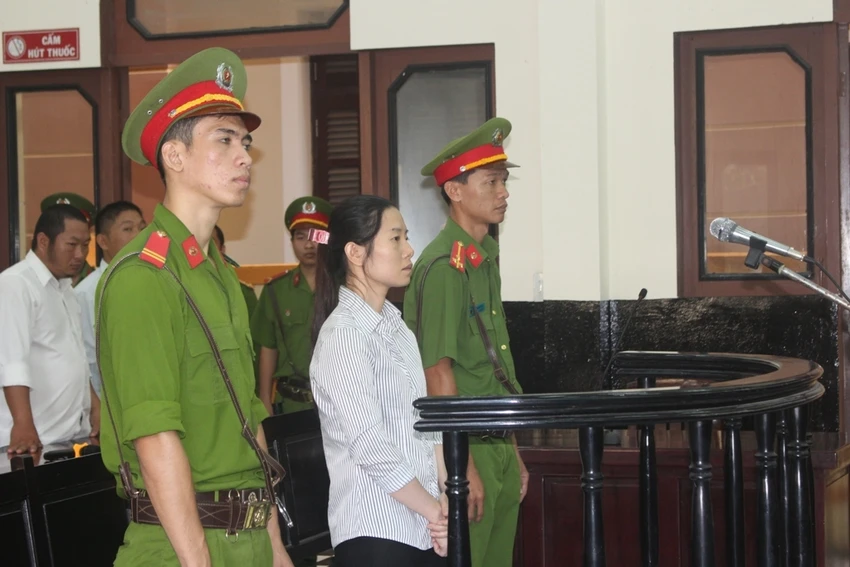 Căng thẳng phiên tòa có đông luật sư bào chữa nhất 