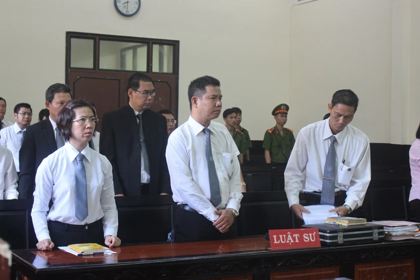 Căng thẳng phiên tòa có đông luật sư bào chữa nhất 