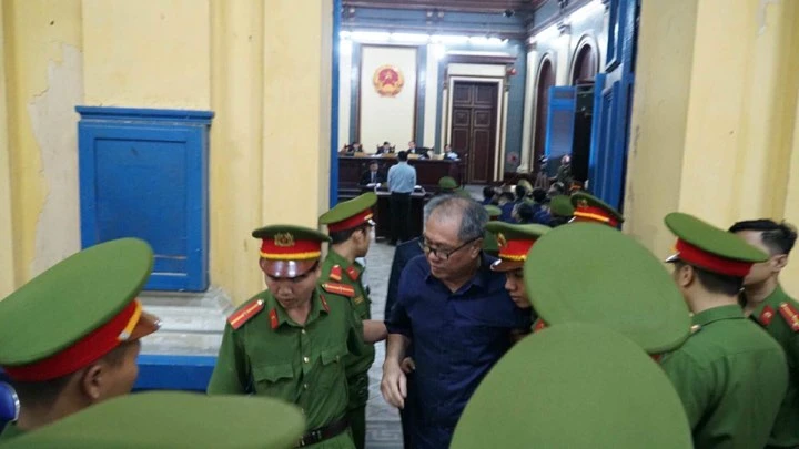 Vụ Trầm Bê: VKS bất ngờ được yêu cầu dừng đọc cáo trạng ảnh 2 Vụ Trầm Bê: VKS bất ngờ được yêu cầu dừng đọc cáo trạng ảnh 2