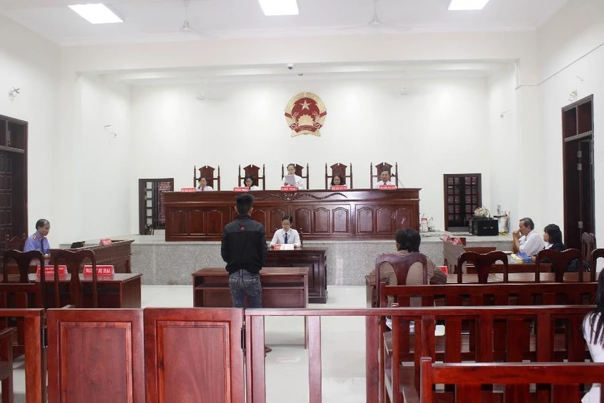 Thiếu niên xâm hại con gái của mẹ kế