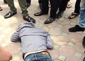 1 thanh niên bị dí dao ép lên xe máy đưa đi hành hung
