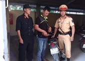 Đôi nam nữ mang súng tự chế đi 'săn bắt chó'