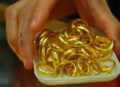Em gái trốn trong nhà 'gom' hết vàng của chị chồng 
