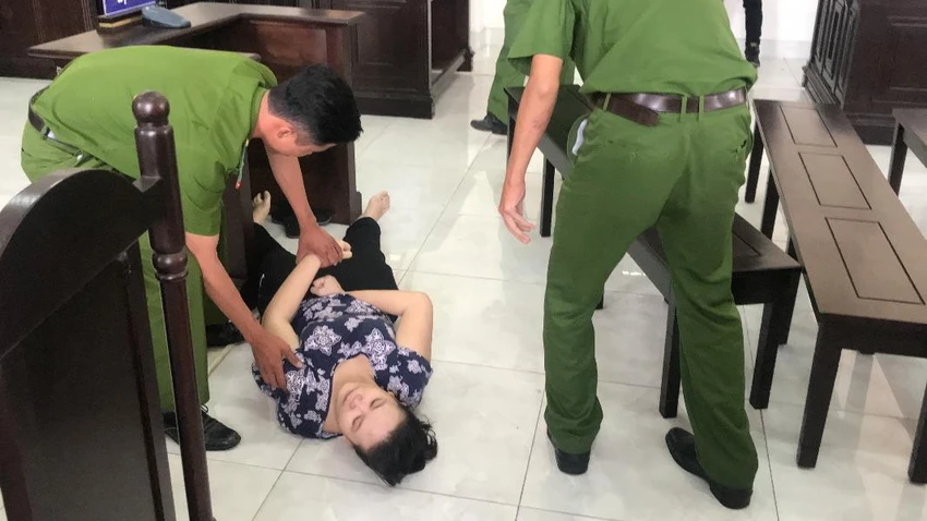 Bình Chánh: Bảo mẫu bạo hành trẻ ngất xỉu khi nghe tuyên án