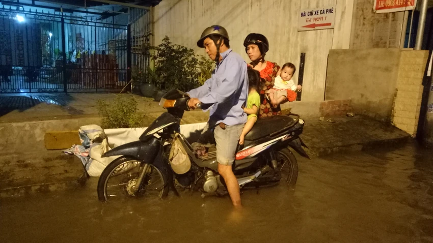Triều chưa đạt đỉnh, nhiều tuyến đường đã bị tê liệt