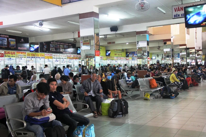 Người dân TP ùn ùn nghỉ Tết Dương lịch sớm ảnh 6