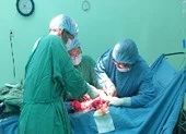 Cứu người phụ nữ mang khối u xơ 'khủng' nặng gần 6 kg 