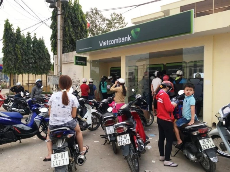 Khổ sở xếp hàng rút tiền ở cây ATM những ngày giáp Tết ảnh 2 Khổ sở xếp hàng rút tiền ở cây ATM những ngày giáp Tết ảnh 2