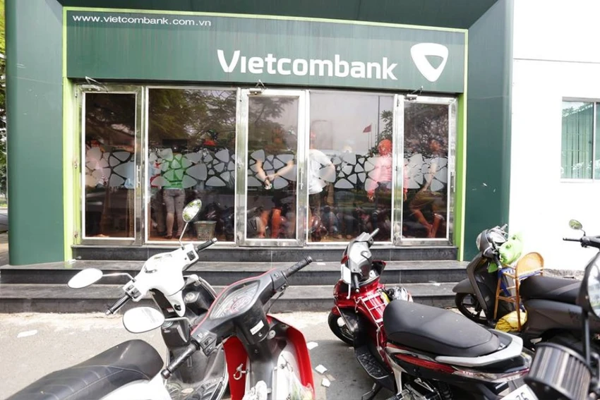 Khổ sở xếp hàng rút tiền ở cây ATM những ngày giáp Tết ảnh 1 Khổ sở xếp hàng rút tiền ở cây ATM những ngày giáp Tết ảnh 1