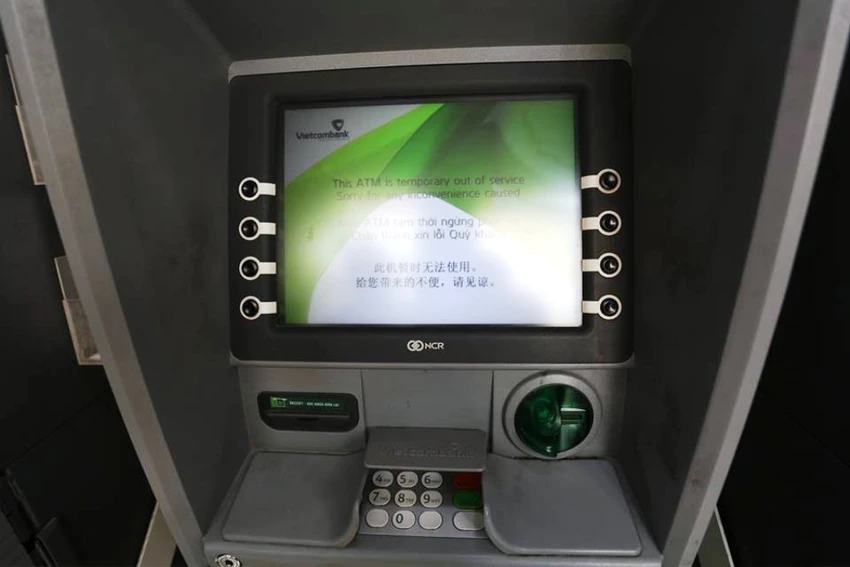 Khổ sở xếp hàng rút tiền ở cây ATM những ngày giáp Tết ảnh 3 Khổ sở xếp hàng rút tiền ở cây ATM những ngày giáp Tết ảnh 3