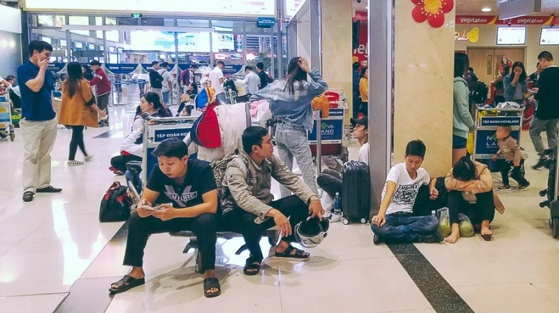 Hành khách vạ vật cả ngày chờ bay ảnh 4 Hành khách vạ vật cả ngày chờ bay ảnh 4