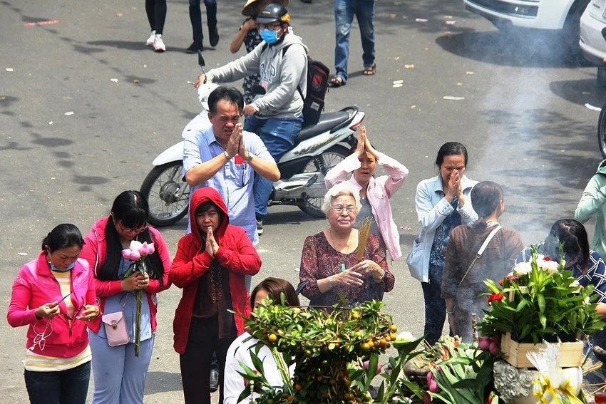 Dân nô nức đi chùa vào Tết Nguyên Tiêu ảnh 11 Dân nô nức đi chùa vào Tết Nguyên Tiêu ảnh 11