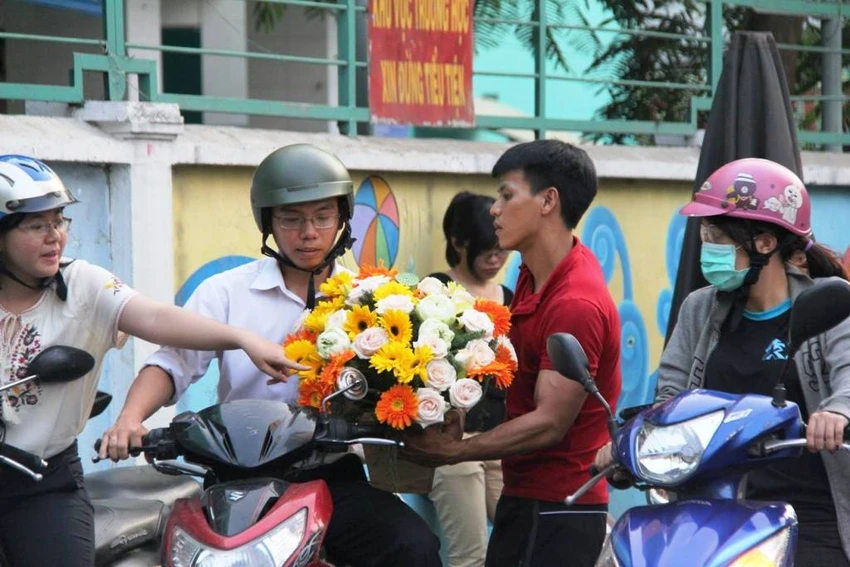 Đấng mày râu vừa đón con vừa mua hoa ngày 8-3 ảnh 8