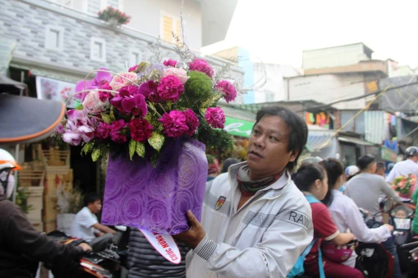 Đấng mày râu vừa đón con vừa mua hoa ngày 8-3 ảnh 10