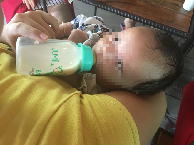 Bé gái 13 tuổi làm mẹ không có tiền mua sữa cho con ảnh 2