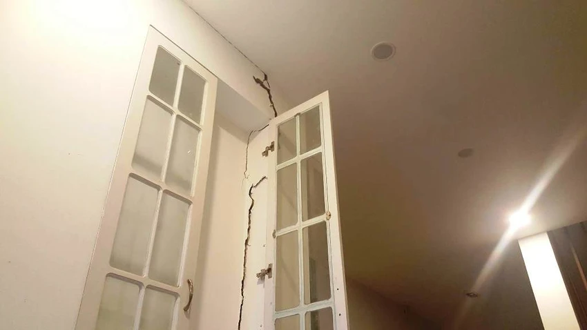 Cận cảnh căn nhà nứt toác sát dự án D'Edge Thảo Điền ảnh 8 Cận cảnh căn nhà nứt toác sát dự án D'Edge Thảo Điền ảnh 8